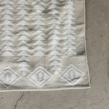 Load image into Gallery viewer, Pendleton &#39;Harding Tan&#39; Woven Dhurrie Rug (3&#39; x 5&#39;)
