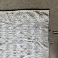 Load image into Gallery viewer, Pendleton &#39;Harding Tan&#39; Woven Dhurrie Rug (3&#39; x 5&#39;)

