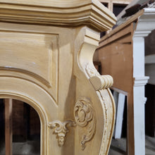 Load image into Gallery viewer, Curved Mantel with Shell Motif Trim
