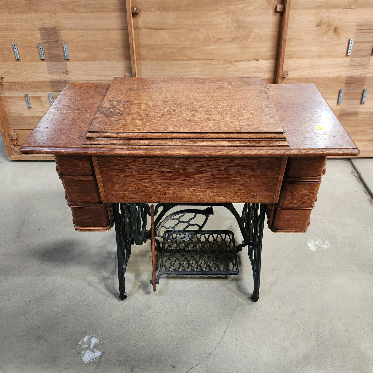 Unusual 1906 antique SINGER Treadle Sewing Machine, Oak cabinet