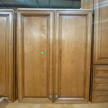 Load image into Gallery viewer, 18 Piece Set of Maple Kitchen Cabinets by Decorá
