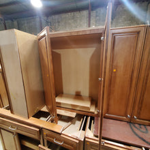 Load image into Gallery viewer, 18 Piece Set of Maple Kitchen Cabinets by Decorá
