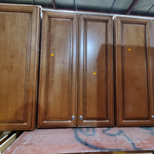 Load image into Gallery viewer, 18 Piece Set of Maple Kitchen Cabinets by Decorá
