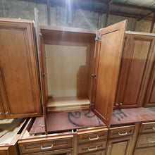 Load image into Gallery viewer, 18 Piece Set of Maple Kitchen Cabinets by Decorá
