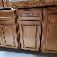 Load image into Gallery viewer, 18 Piece Set of Maple Kitchen Cabinets by Decorá
